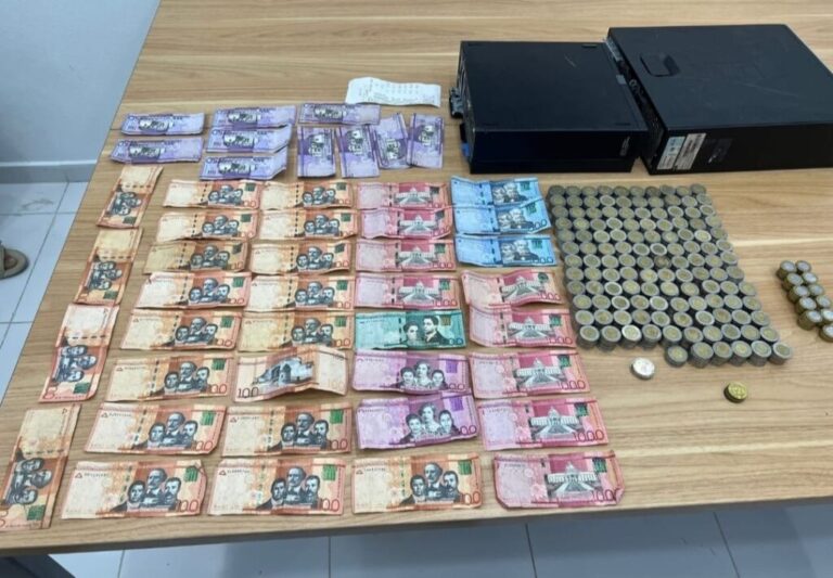 Policiales: PN y MP apresan dos personas y ocupan arma de fuego ilegal, máquinas tragamonedas, dinero en efectivo y otros objetos