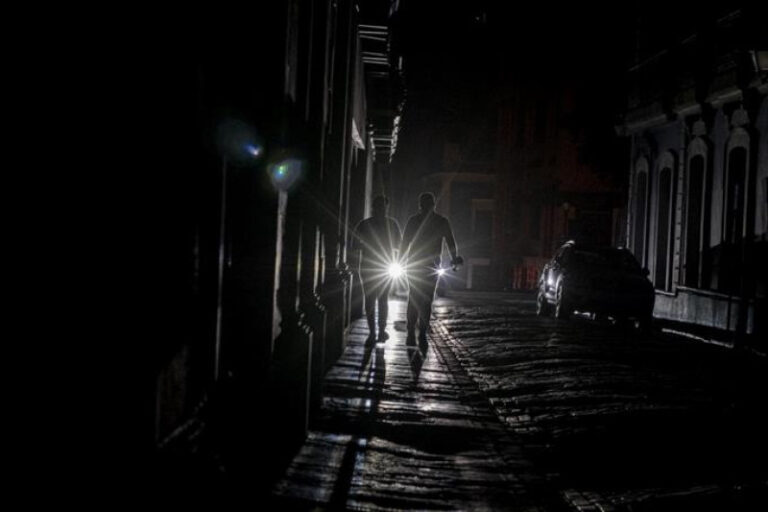Restablecer el servicio eléctrico en Puerto Rico tomará entre 24 y 48 horas tras el apagón