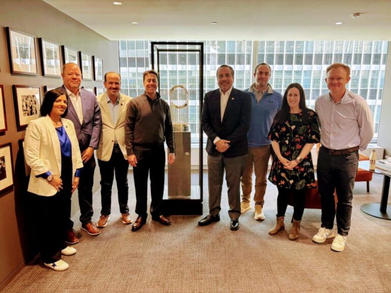 Oficina del Comisionado de MLB recibe comisión del INEFI #FVDigital
