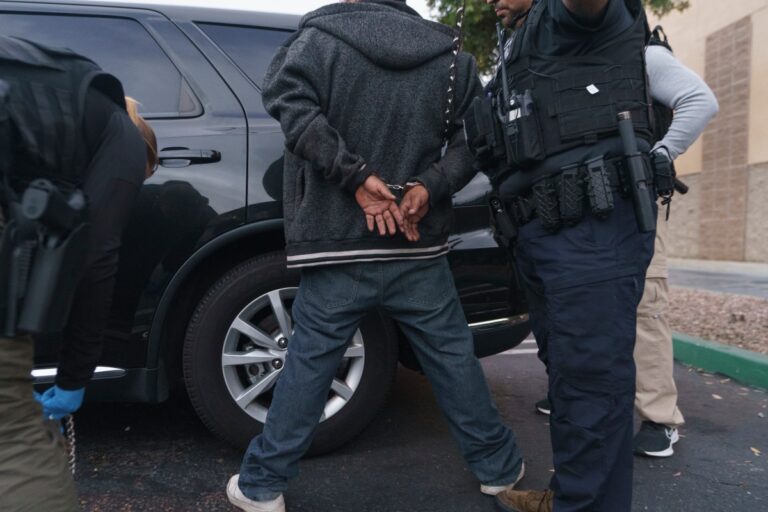 Hay menores entre los más de 40 detenidos por ICE en Texas por supuestamente pertenecer al Tren de Aragua