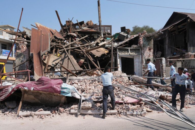 Asciende a 2,700 el número de muertos por el terremoto en Myanmar