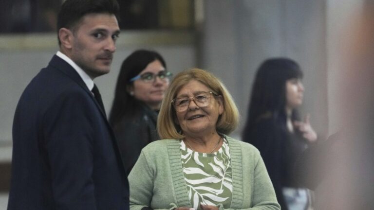 Hijas de Maradona reciben críticas