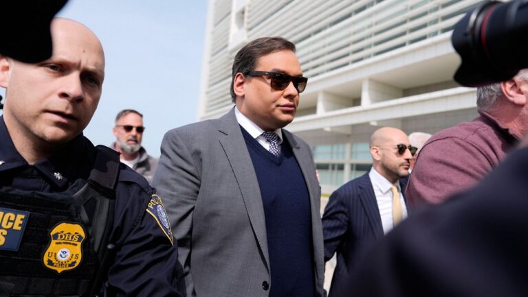 Trump dice que ha conmutado la pena de George Santos