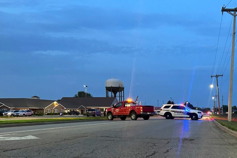 Cuatro estudiantes mueren en accidente de tránsito en Illinois al chocar contra un edificio