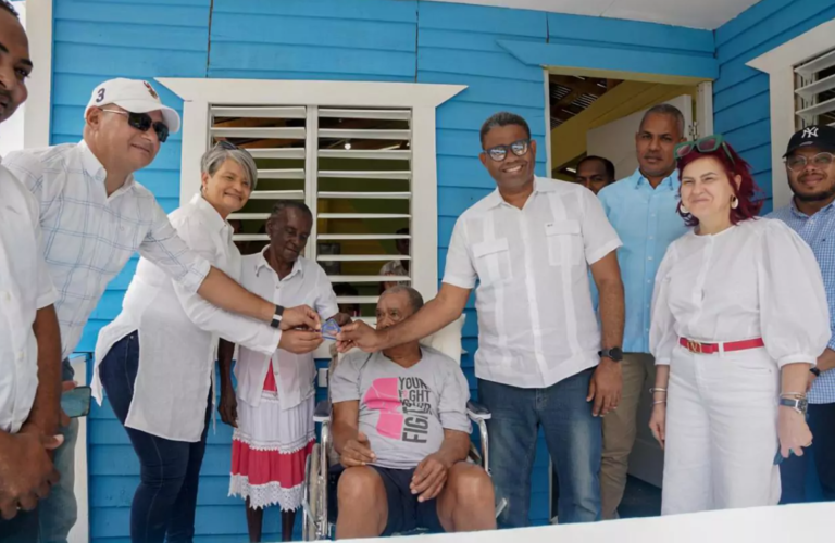 Entregan casa a doña que perdió su hogar en un incendio – #DeInteres   #FVDigital