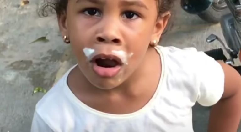 Así luce hoy la niña del meme viral ‘Qué batida’ (video)   #FVDigital