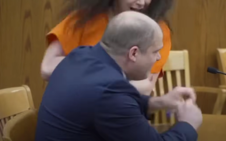 Tipa que descuartizó a su pareja ataca a su abogado en pleno juicio (video) – #DeInteres   #FVDigital