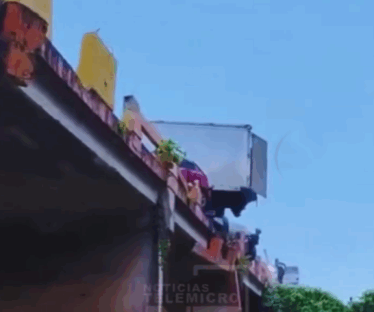 Hombre cae de puente durante accidente múltiple en la autopista Duarte (video) – #DeInteres   #FVDigital