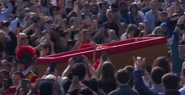 Más de 20,000 fieles han pasado ante féretro del papa Francisco – #DeInteres   #FVDigital