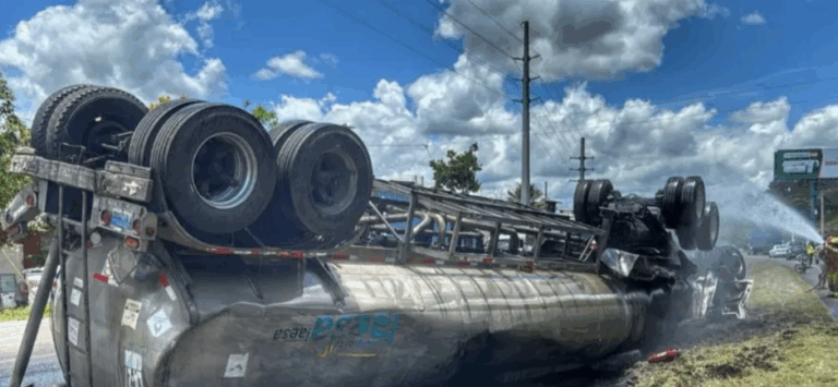 Camión tanquero se vuelca en el km 45 de la autopista Duarte – #DeInteres   #FVDigital