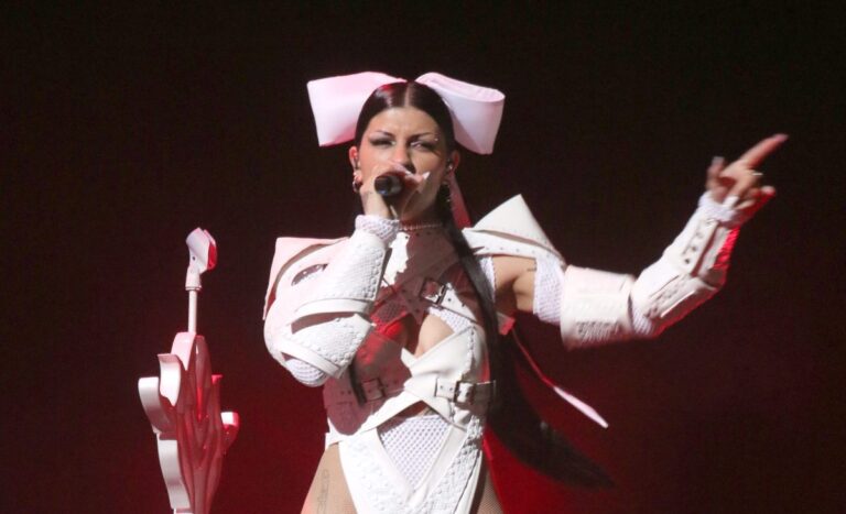 Aseguran que Cazzu quiere evitar que Ángela Aguilar conviva con su hija