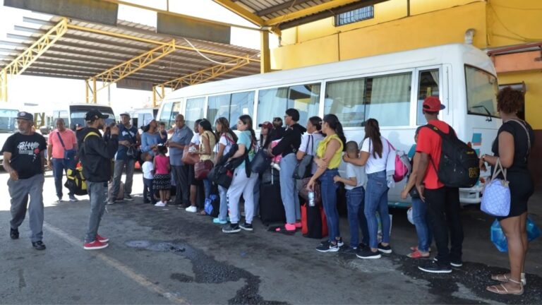 Ciudadanos inician a trasaladarse al interior por asueto de Semana Santa