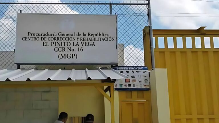 Familiares piden se investigue hecho que involucra agente en presunta muerte de reo en La Vega