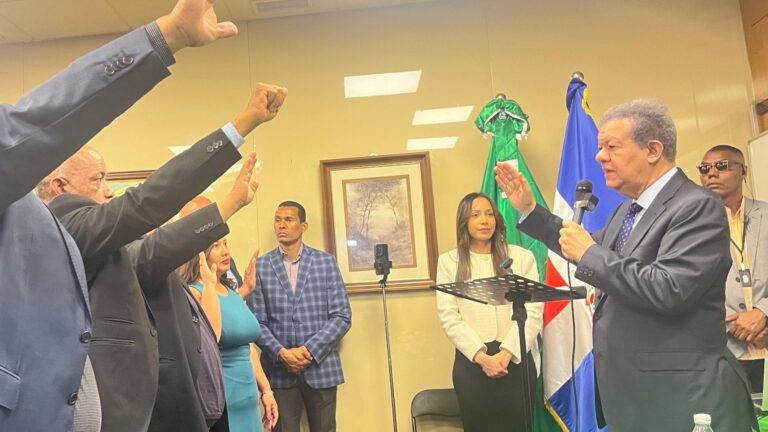 Leonel juramenta en la FP en españa a dirigentes del PRM y del PLD