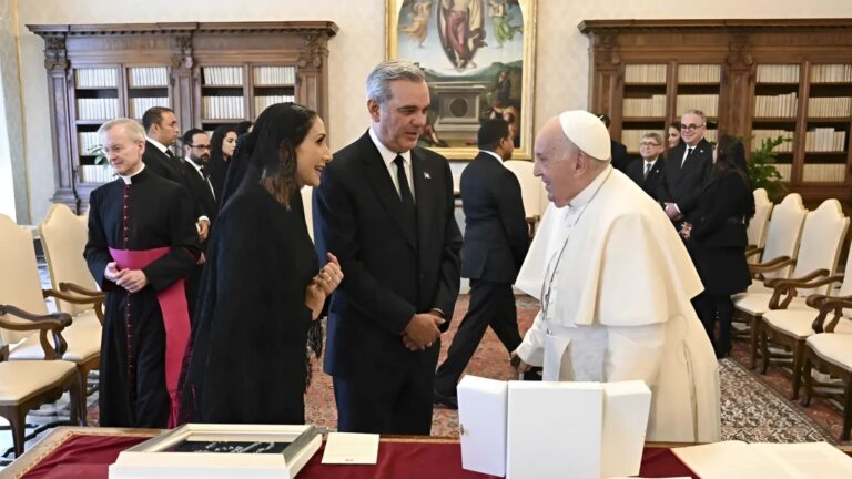 Presidente asistirá junto a la primera dama a misa funeral del papa Francisco