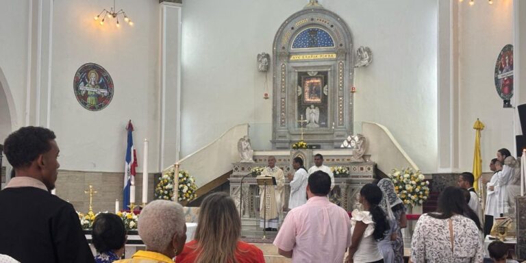 Gran concurrencia en iglesias de la Zona Colonial hoy Domingo de Resurrección #FVDigital
