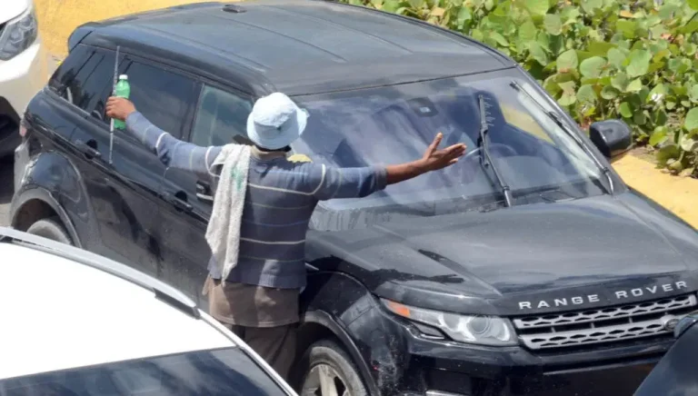 Limpiavidrios continúan en las calles de Santo Domingo pese a diversos incidentes de agresión