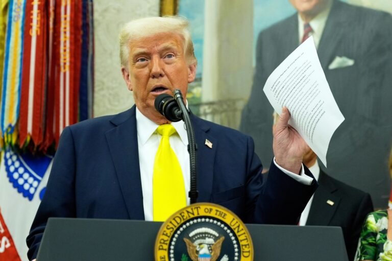Trump firma orden para penalizar a ciudades “santuario” que no colaboren con agentes de ICE #FVDigital