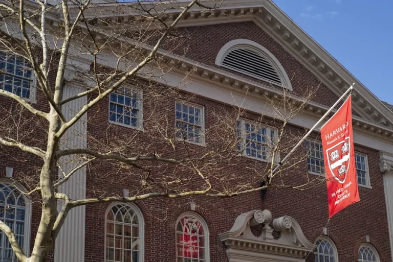 Harvard demanda al Gobierno de Trump por los recortes en su financiación federal