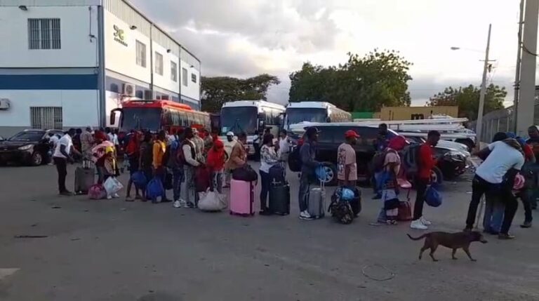 Haitianos siguen saliendo voluntariamente del país, huyendo de medidas migratorias