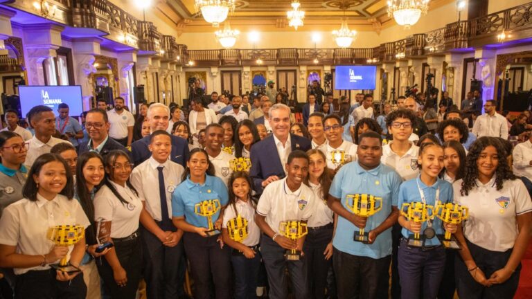 Abinader destaca conquistas de estudiantes en competencias de diversas áreas