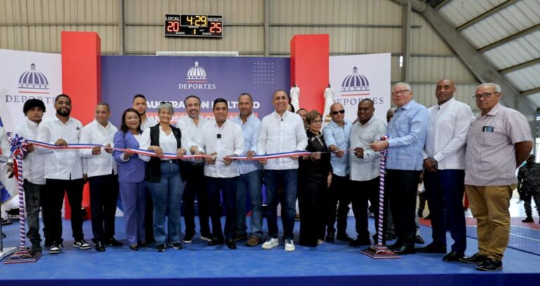 Ministro de Deportes Kelvin Cruz entrega remozado multiuso