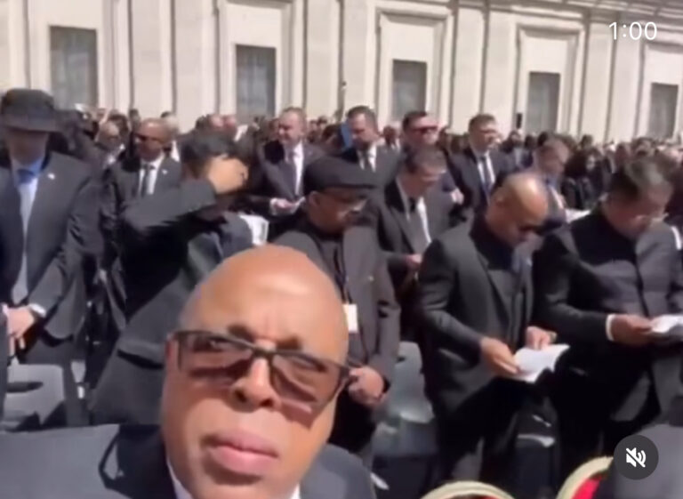 Alfredo Pacheco se hace viral con video selfi desde funeral del papa Francisco #FVDigital