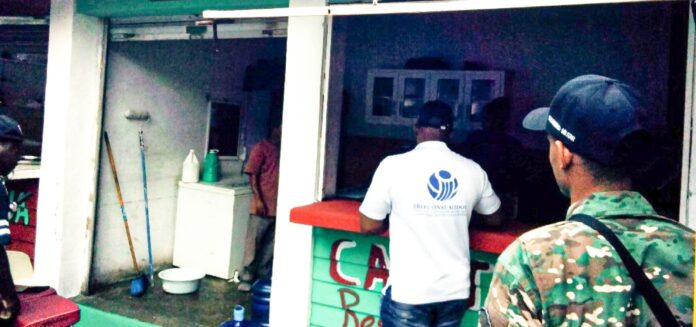 Inspectores-de-Pro-Consumidor-supervisan-uno-de-los-comercios-ubicado-en-la-playa-de-Boca-Chica-1.jp_.jpeg