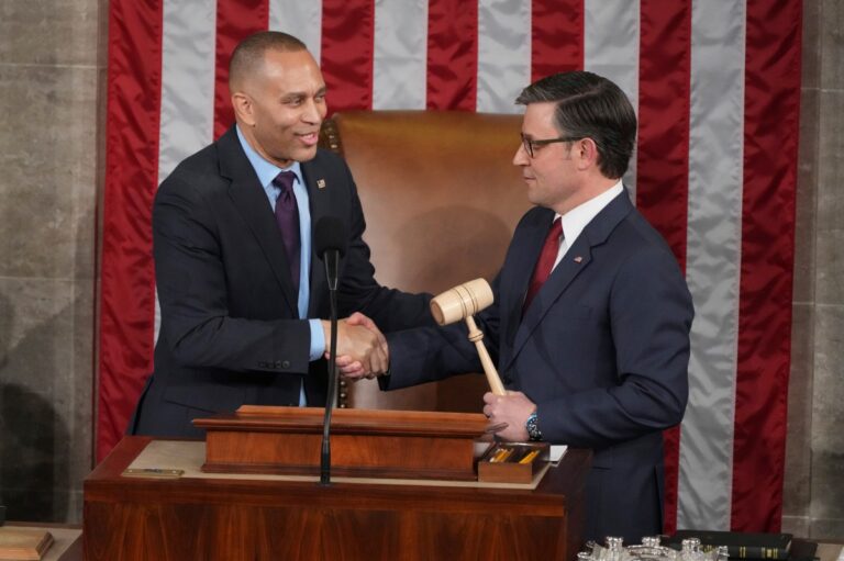 Jeffries reta a Johnson a un debate “mano a mano” en la Cámara de Representantes. #FVDigital