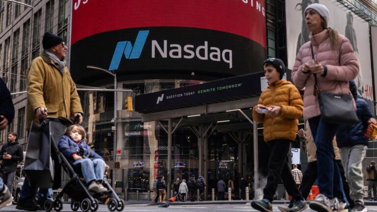 Nueva York y 11 estados más demandan a Trump por aranceles