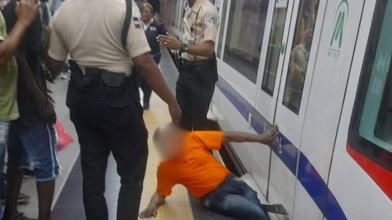 Hombre queda atrapado entre andén y vagón en estación del Metro SD