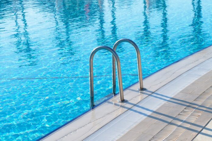 Olor-a-cloro-en-piscinas-la-alerta-que-debes-conocer-y-no-pasar-por-alto-shutterstock_2468795639.jpg