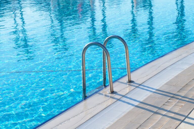 Olor a cloro en piscinas: la alerta que debes conocer y no pasar por alto
