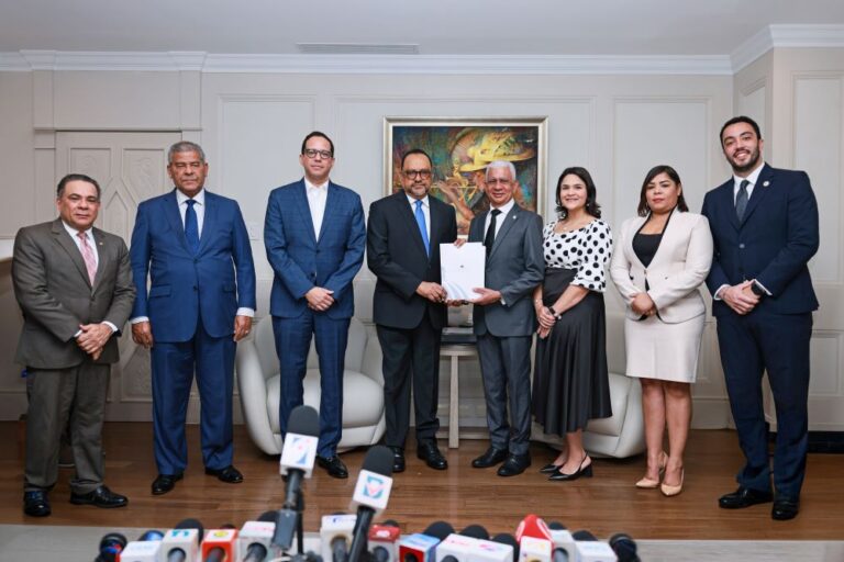 Depositan proyecto de ley para unificar los ministerios de Economía y Hacienda