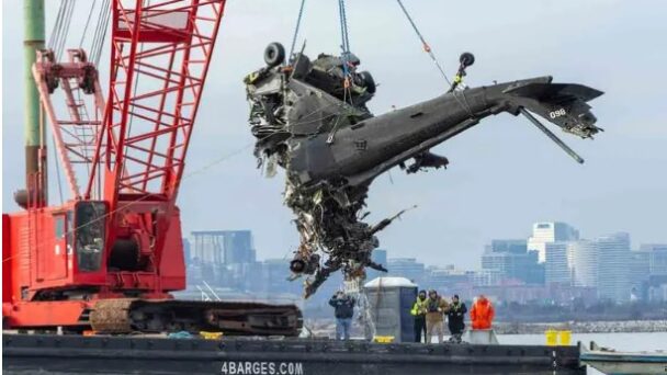 Revelan errores humanos causaron accidente entre un Black Hawk y un avión comercial