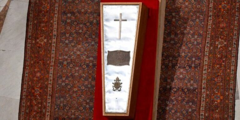 ¿Cómo es el rito del cierre del féretro del Papa Francisco? #FVDigital