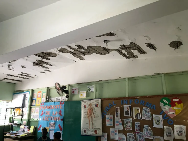 Techo jodío en escuela de Barahona – #DeInteres   #FVDigital