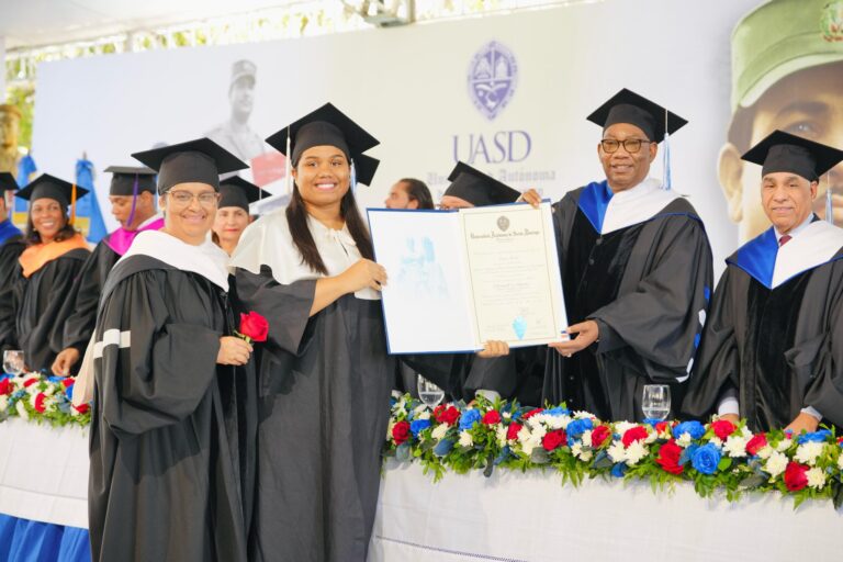 UASD inviste a casi dos mil nuevos profesionales y anuncia modernización académica