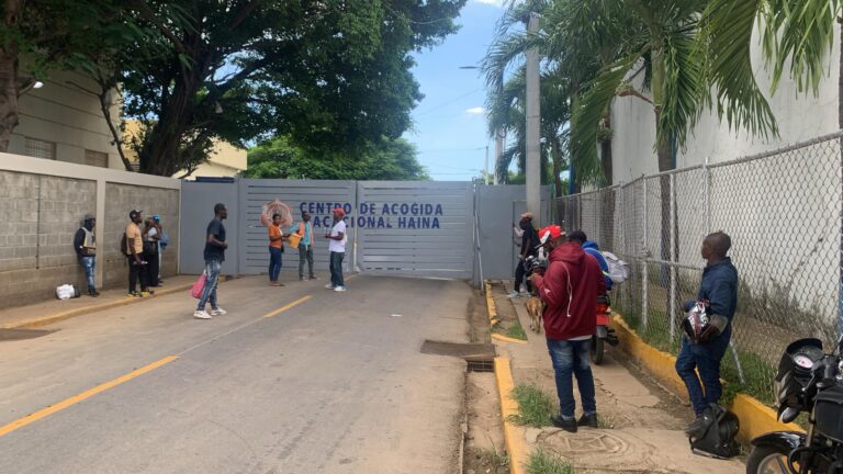 Haitianos piden permitir entrega de artículos de higiene y ropa a detenidos en el Vacacional
