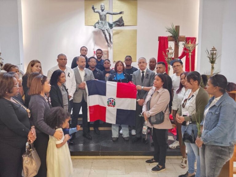 Dominicanos en Chile realizan misa en memoria de víctimas de tragedia en discoteca Jet Set