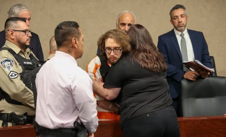 Mujer abraza hombre que mató su hermano y a 22 personas más en ataque racista