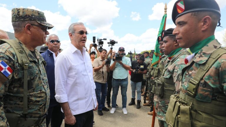 Abinader exhorta a militares a duplicar esfuerzos en defensa fronteriza y promete apoyo total