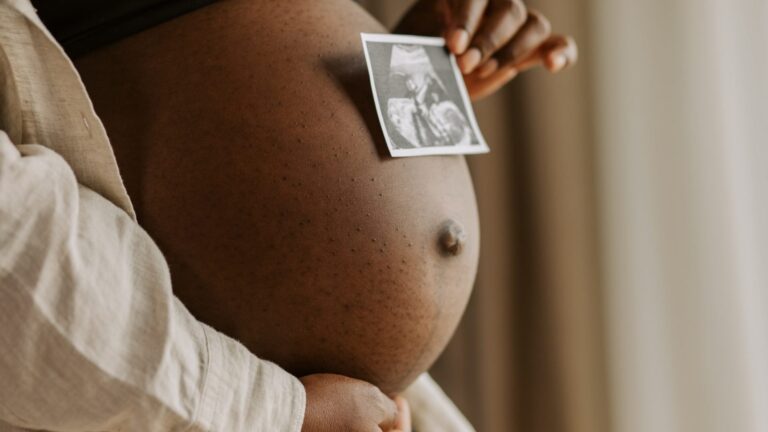 OMS lanza guía para reducir embarazos en adolescentes