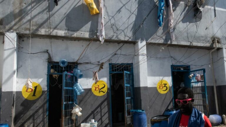 Más de 500 presos escapan de una cárcel tras invasión de bandas armadas en Haití