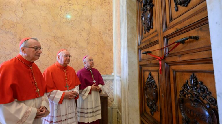 Vaticano sella residencia de Francisco como parte del protocolo por su muerte