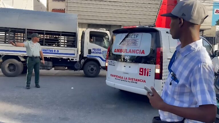 Al INACIF llegan más ambulancias con personas fallecidas tras fatalidad en el Jet Set