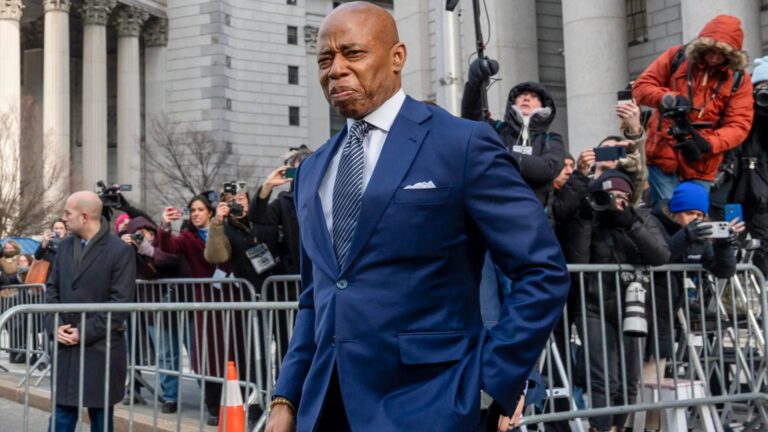 Juez desestima acusaciones de soborno y fraude contra el alcalde de Nueva York