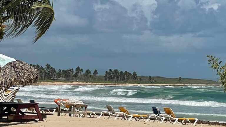 Oleaje anormal obliga a restringir acceso a Playa Macao