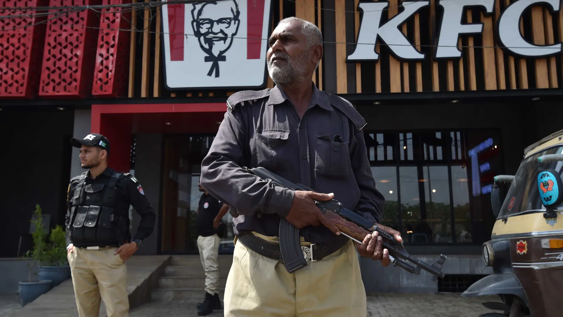 agentes-de-la-policia-pakistani-frente-al-local-de-kfc-que-fue-atacado-en-karachi.jpeg