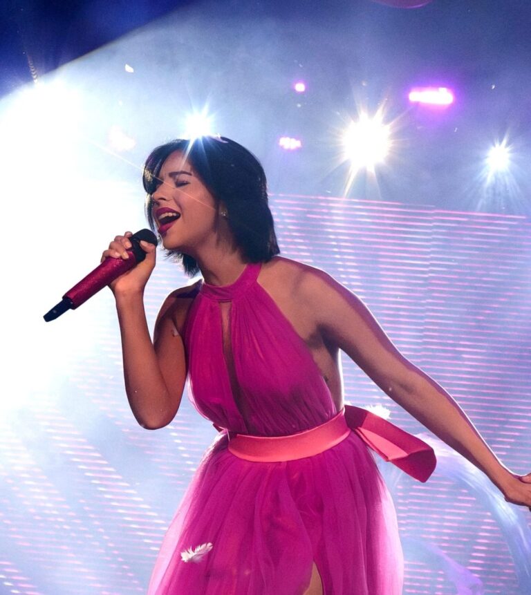 Ángela Aguilar estrena canción “Nadie se va como llegó”